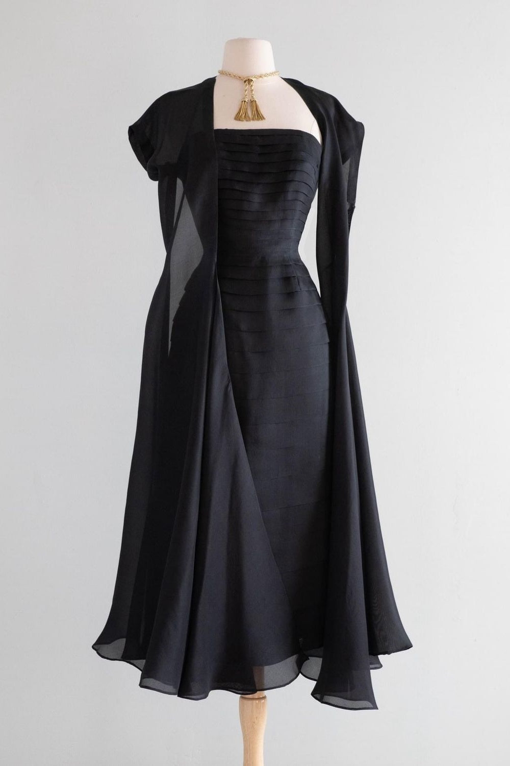 NiceVestidos - Robe de cocktail d'anniversaire noire en satin plissé, sans bretelles, en mousseline, manches courtes, longueur genou, NV5808