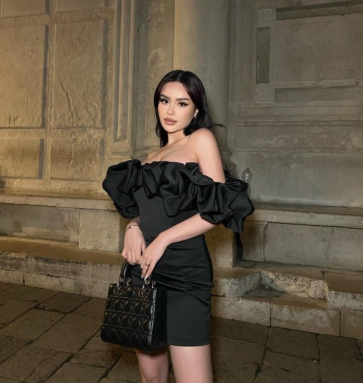 Schwarzes, enges, schulterfreies, kurzes Mini-Satinkleid mit Rüschen, Homecoming-Kleid, Ballkleid, Geburtstagspartykleid, NV1730