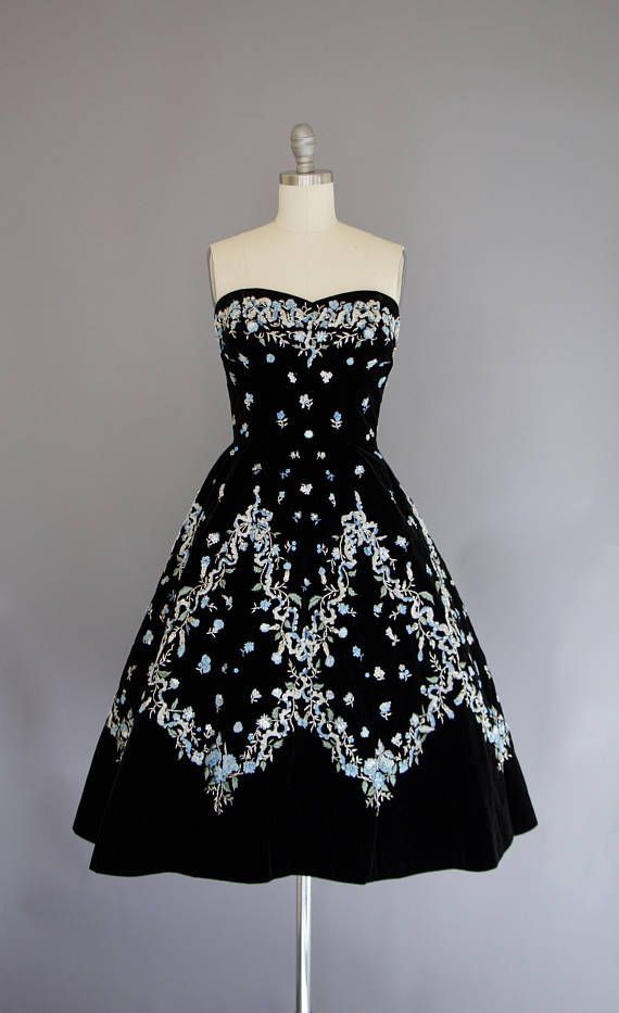 NiceVestidos - Schwarzes, geblümtes Satin-Kurzes formelles Heimkehrkleid Hoco Gown nv5502