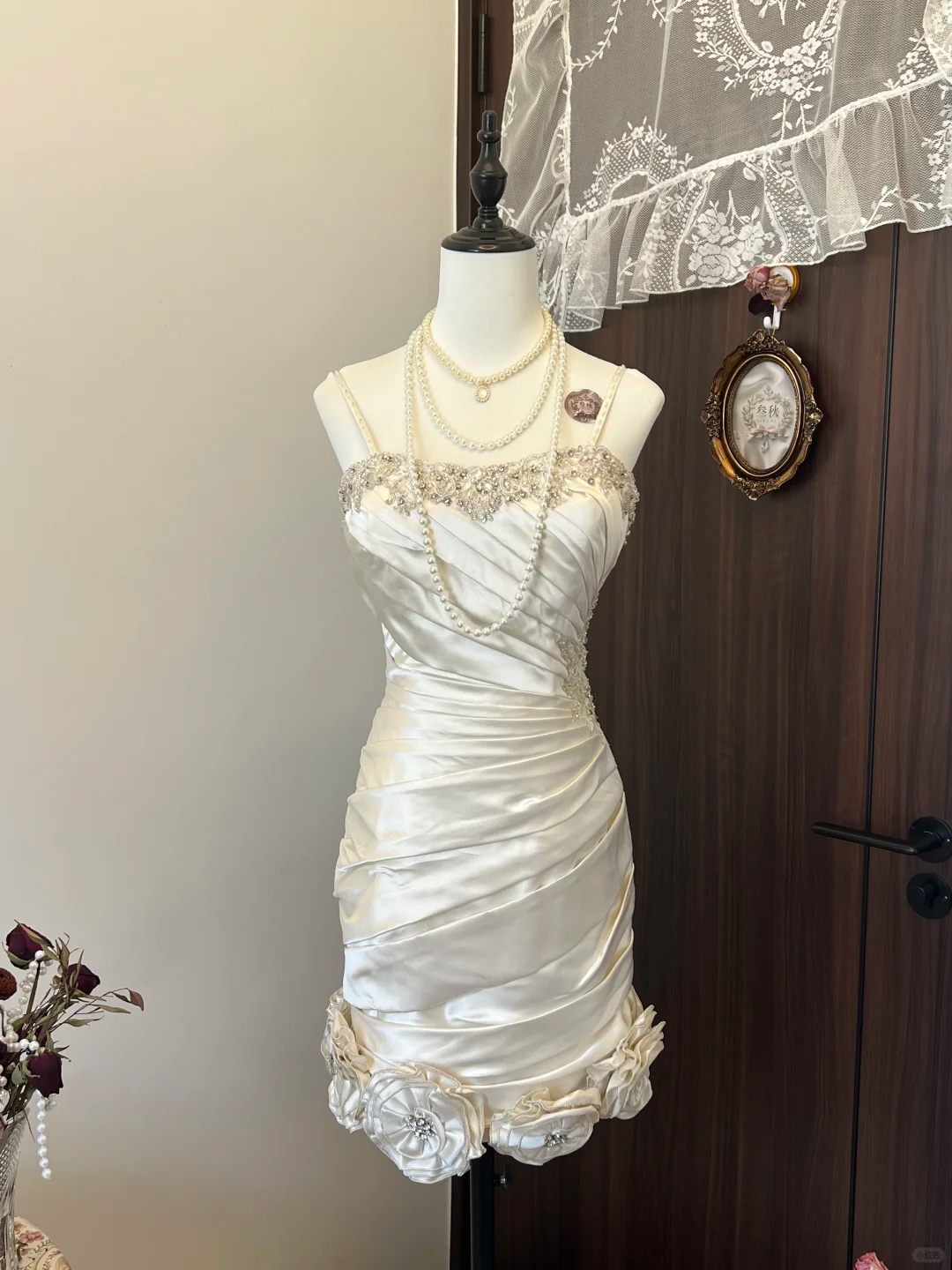 Elfenbeinweißes, geblümtes, perlenbesetztes, kurzes Satin-Heimkehrkleid, Ballkleid, Abendkleid, Hochzeitskleid, nv4217