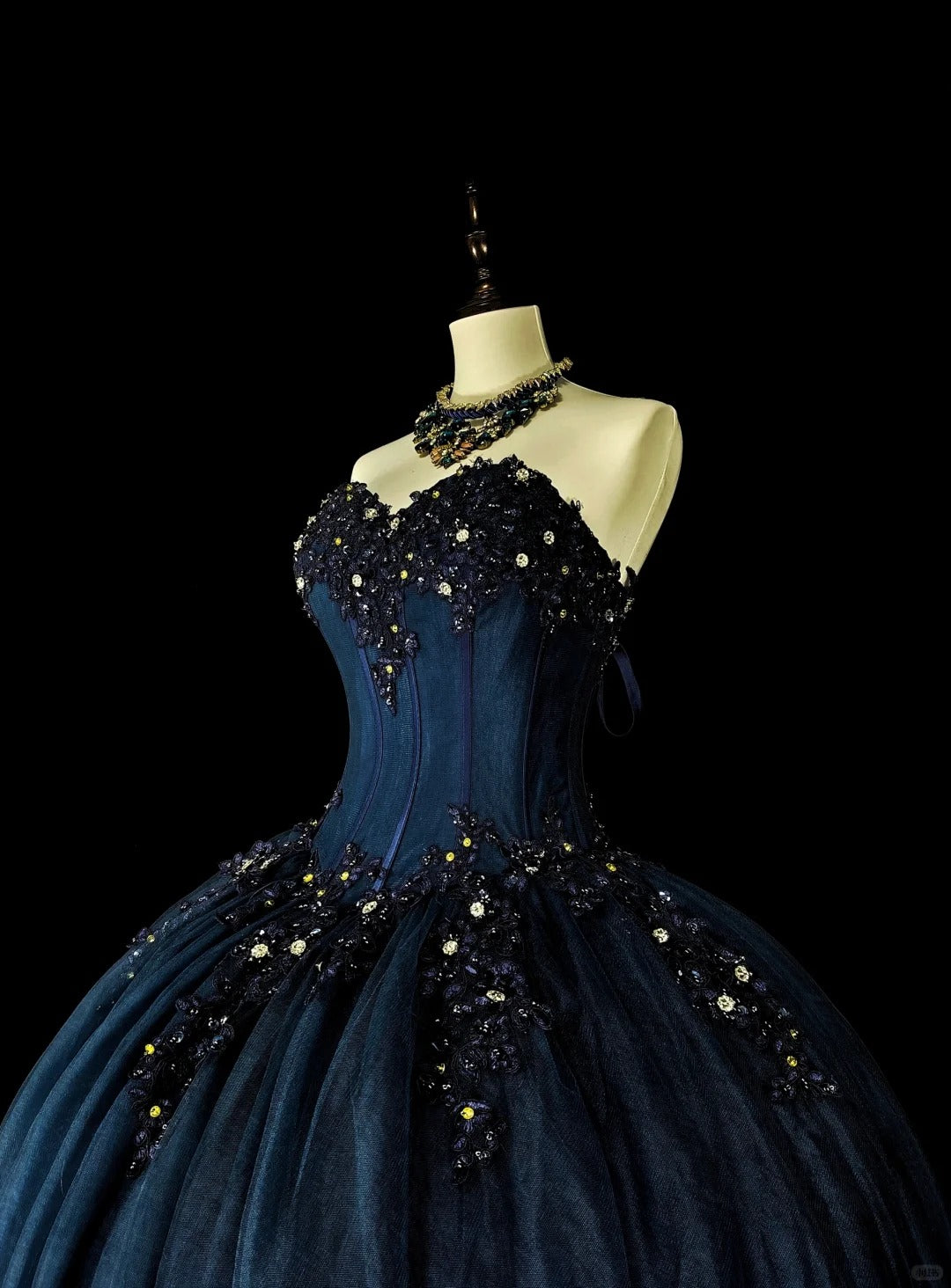 Marineblaues, wunderschönes, exquisites, perlenbesetztes, florales, langes Ballkleid aus Tüll, nv4379