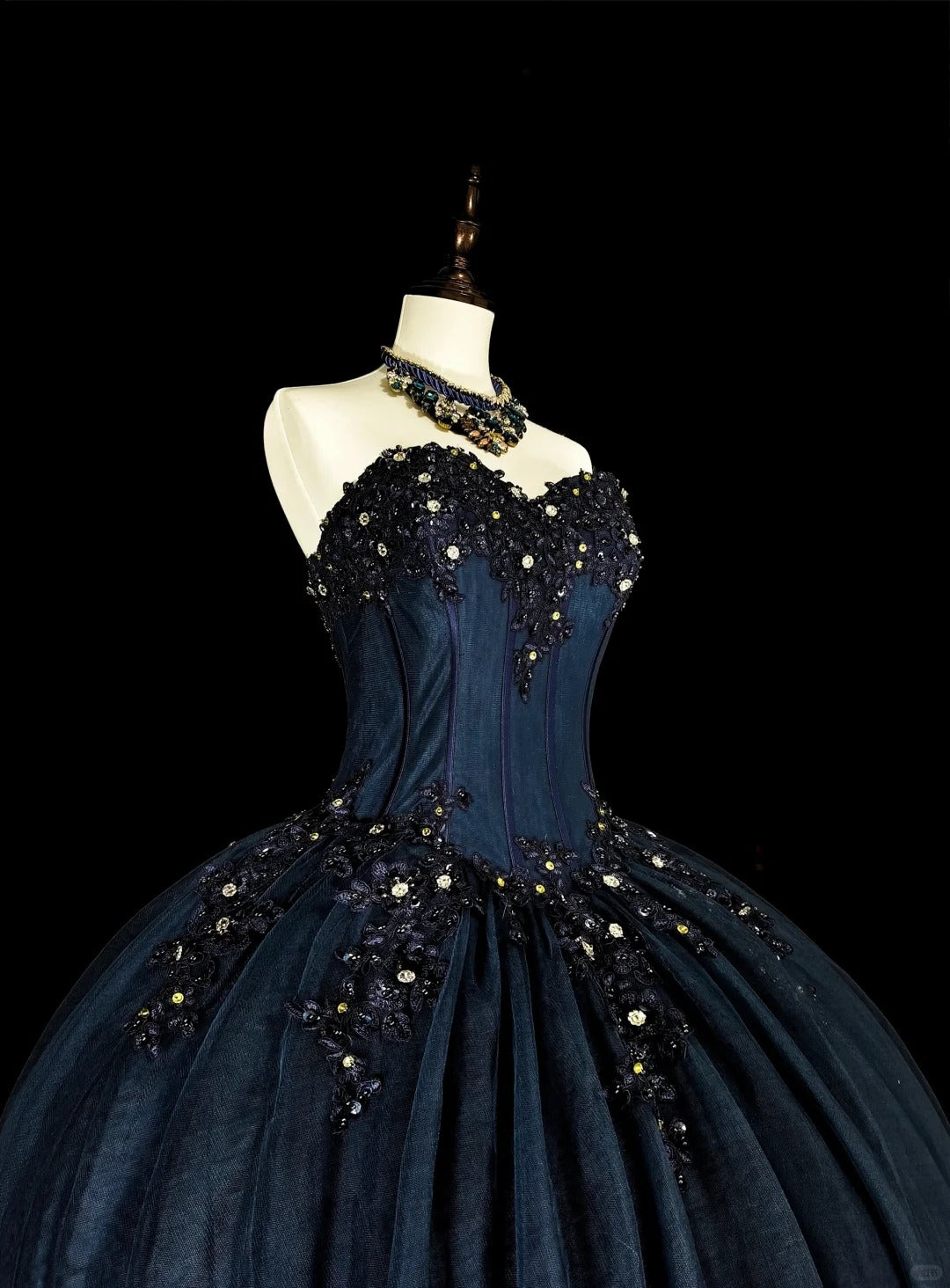 Marineblaues, wunderschönes, exquisites, perlenbesetztes, florales, langes Ballkleid aus Tüll, nv4379