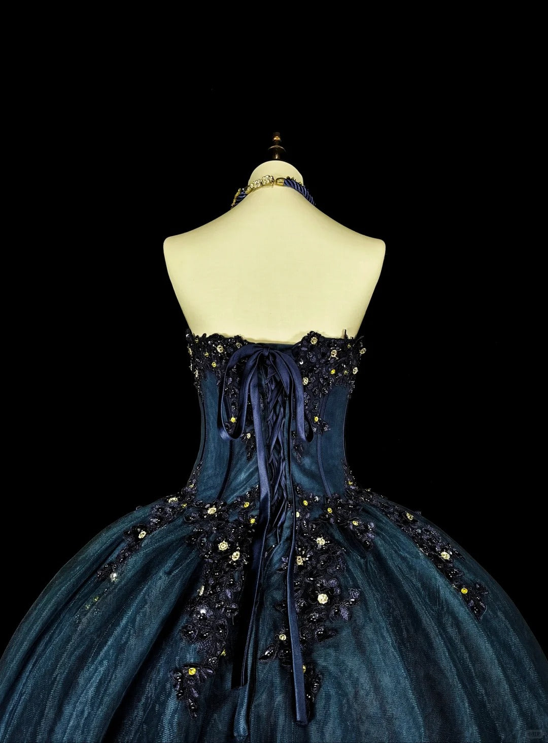 Marineblaues, wunderschönes, exquisites, perlenbesetztes, florales, langes Ballkleid aus Tüll, nv4379