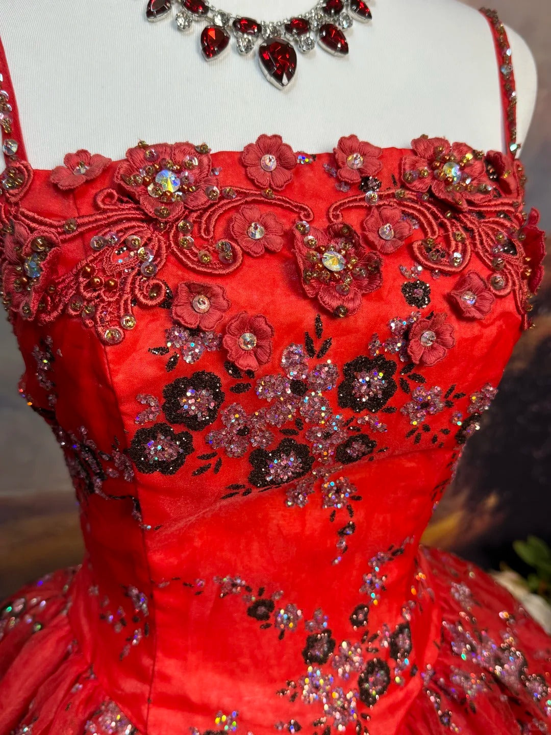 Robe de bal longue en satin rouge vintage à fleurs et perles nv5144