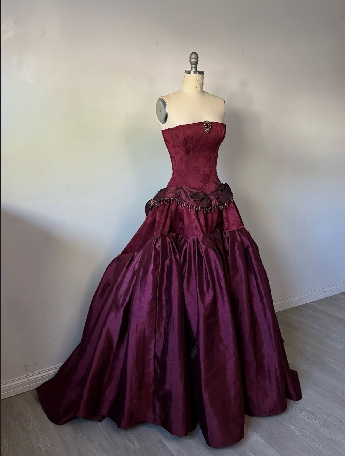 Robe de soirée longue en velours bordeaux avec appliques nv4868