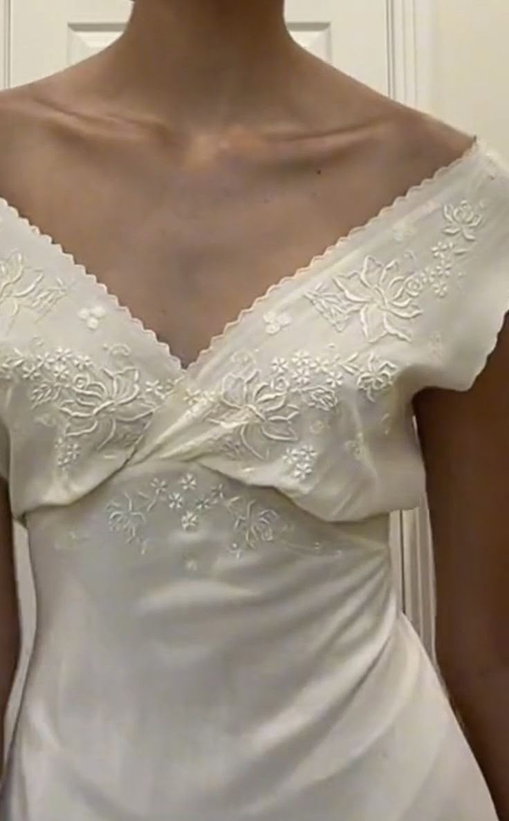 Elfenbeinfarbenes, elegantes V-Ausschnitt-Kleid, lang, schmale Passform, Satin, Party-/Ballkleid, Abendkleid, Ballkleid, Hochzeitskleid, nv3934