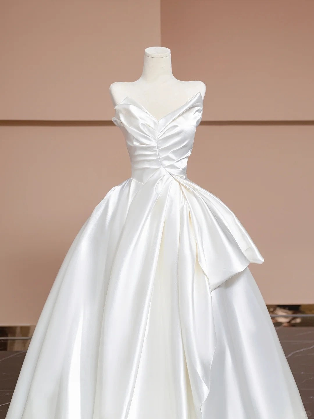 Stilvolles, elegantes und schlichtes langes weißes Satin-Brautkleid, Ballkleid und Abendkleid. nv5078