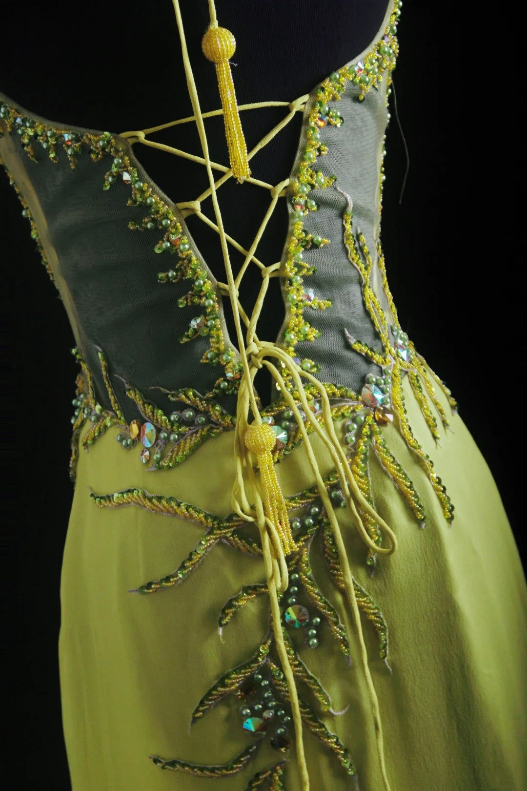 NiceVestidos – Verträumtes, handgefertigtes, mit Perlen besetztes, nischenhaftes Waldmärchen-Naturkunst-Kleid, glamouröses, gelbgrünes Chiffon-Kleid mit Neckholder und Perlen, enganliegendes, langes Ballkleid NV5793