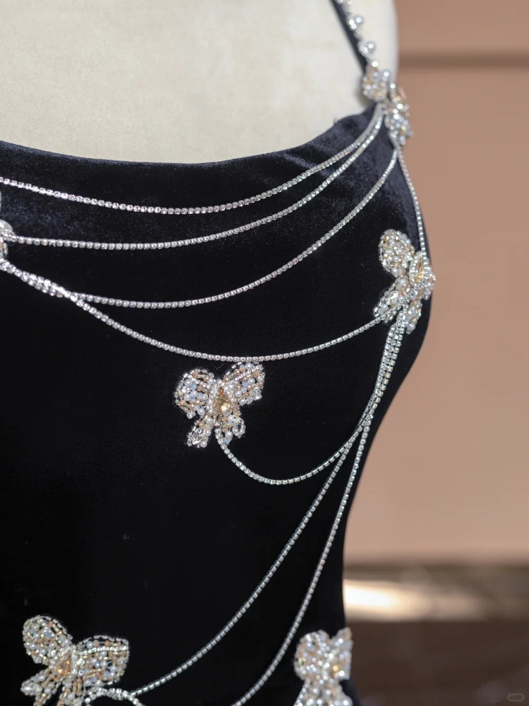 Schwarzes, langes, mit Perlen besetztes Ballkleid aus Schmetterlingssamt, NV5077
