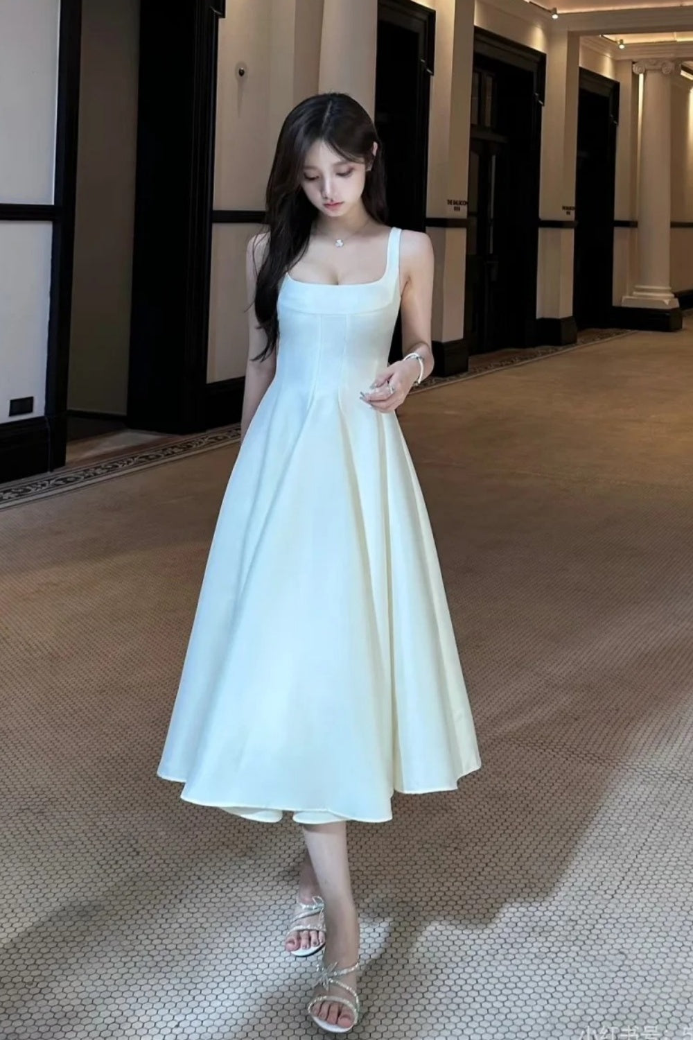 NiceVestidos - Robe de soirée mi-longue, robe d'anniversaire, robe blanche douce en satin NV5670