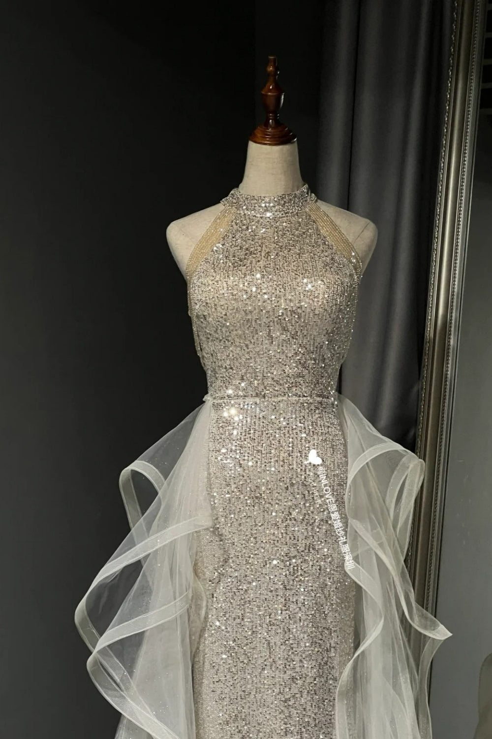 Glänzendes langes Tüll-Ballkleid NV6628