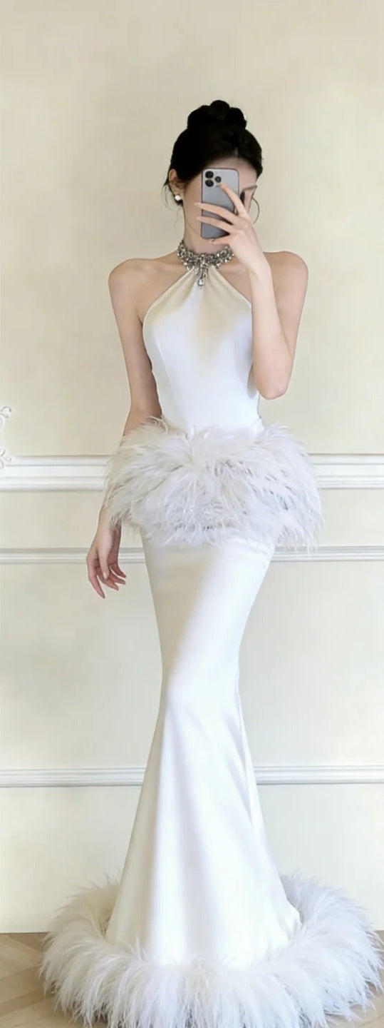 Langes, neues, weißes, flauschiges Abendkleid im modernen Stil NV6716
