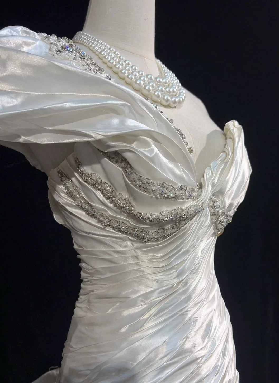 Wunderschönes, langes, aufwendig mit Perlen verziertes Abendkleid/Ballkleid NV6577