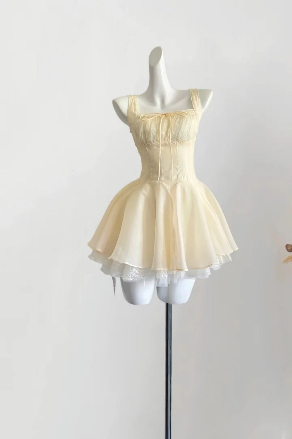 Gelbes Spaghettiträger-Kurz-Chiffon-Heimkehrkleid, Geburtstagspartykleid, NV5271