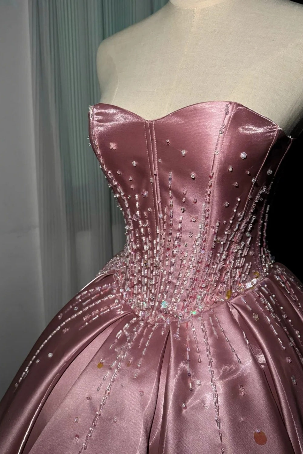 Elegantes und exquisites Abendkleid, Modell NV6722