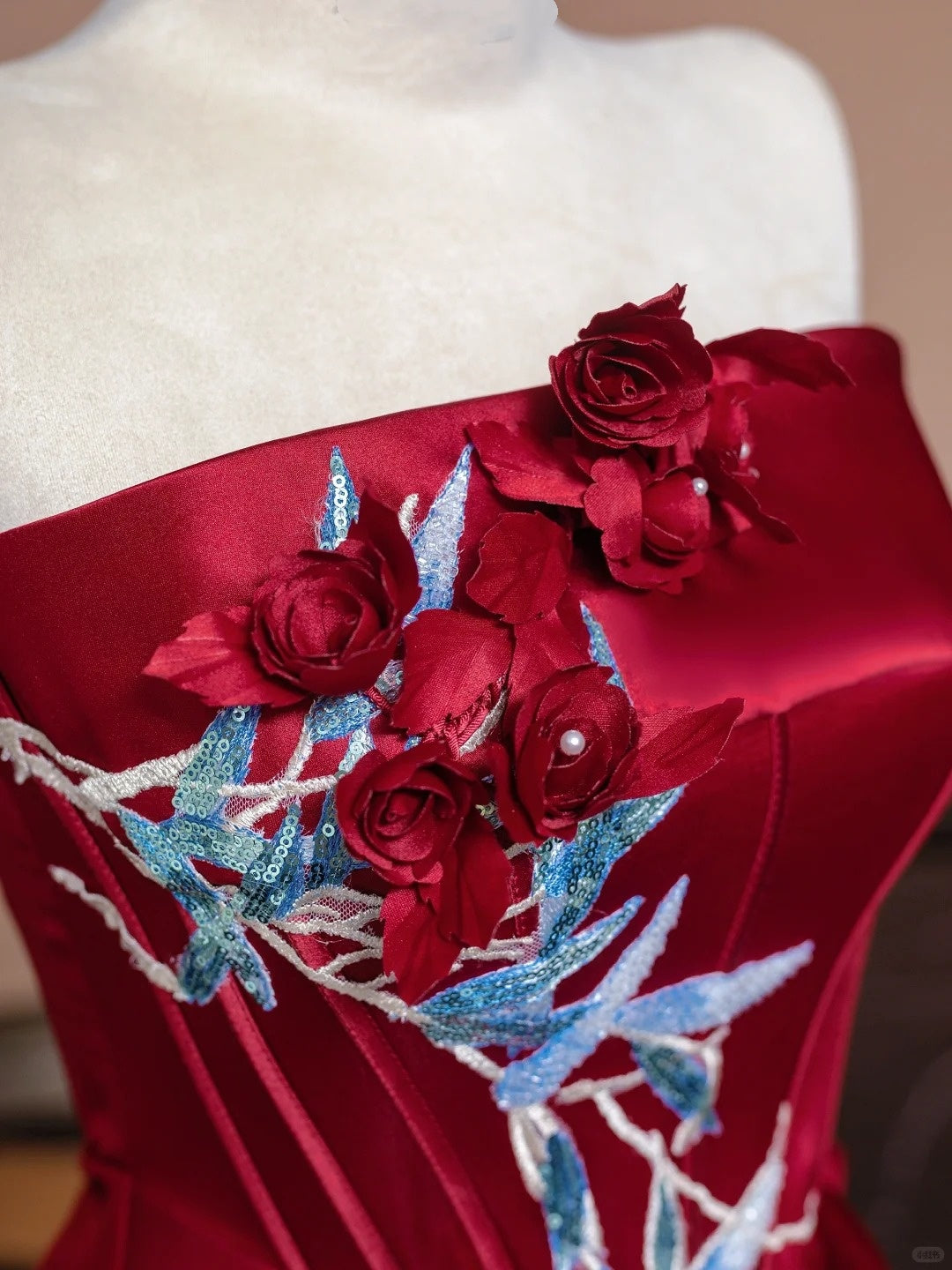 Rotes, perlenbesetztes, langes, bodenlanges Ballkleid aus Satin, nv5050