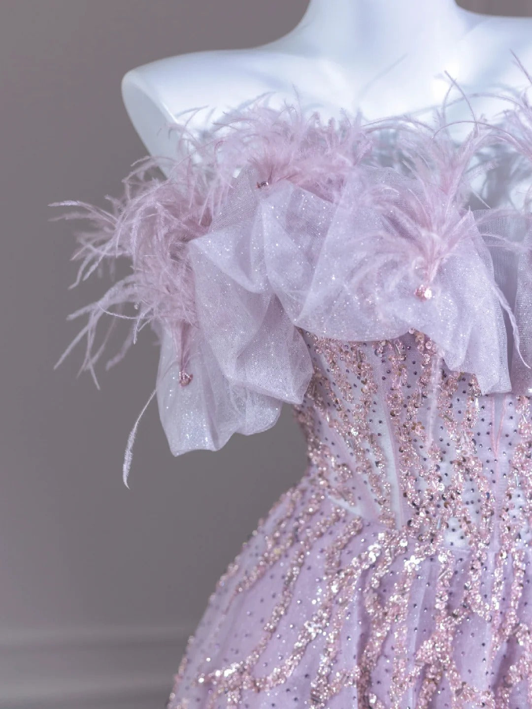 Lila funkelndes langes Ballkleid mit Perlen und Federn, nv4968