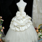 NiceVestidos – Vintage-Brautkleid im Court-Stil aus cremefarbenem Satin mit Strassverzierungen, großer Schleife und gestuftem Tüll (NV5914)