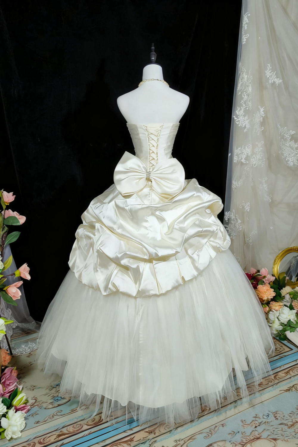 NiceVestidos – Vintage-Brautkleid im Court-Stil aus cremefarbenem Satin mit Strassverzierungen, großer Schleife und gestuftem Tüll (NV5914)
