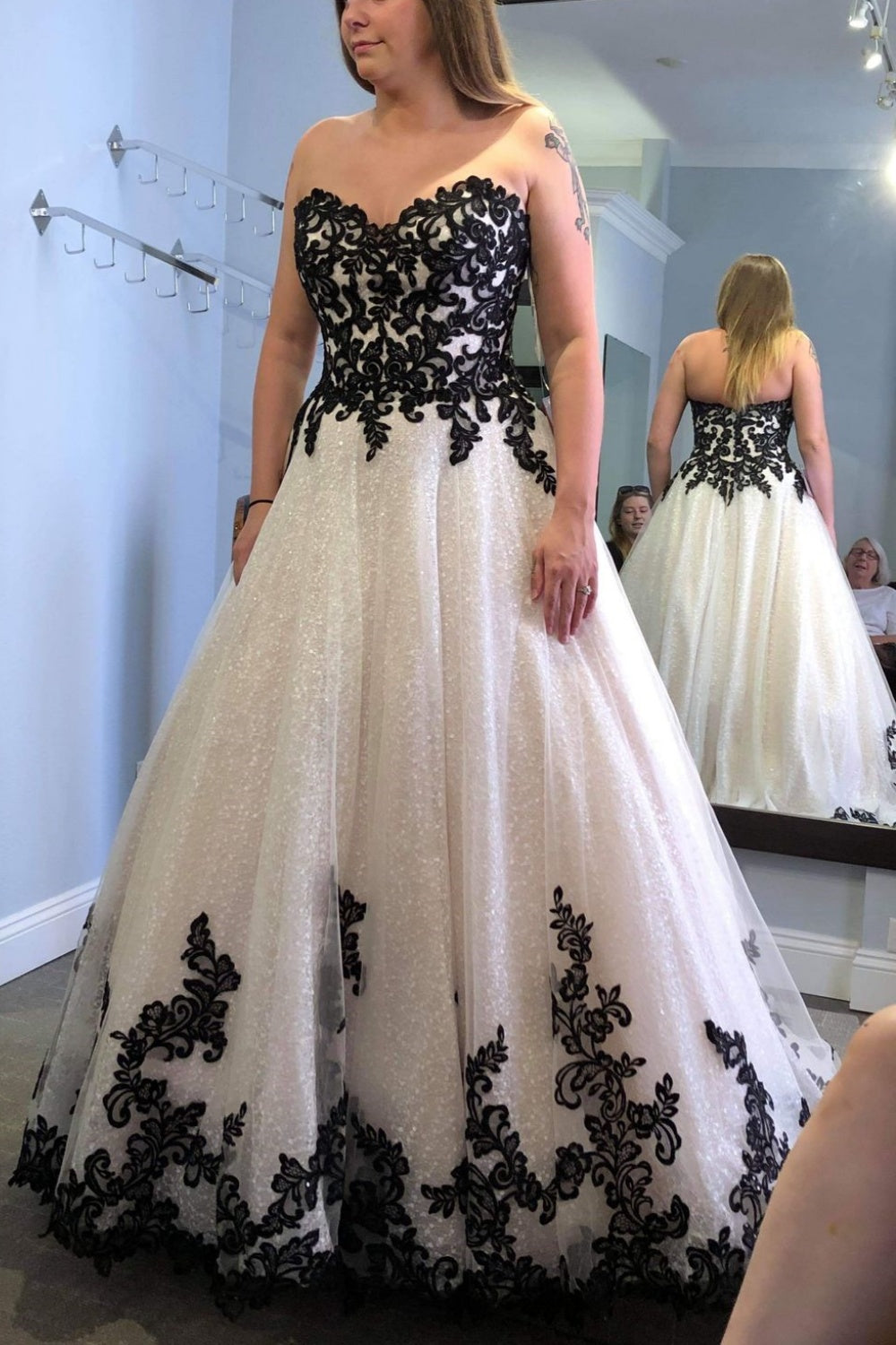 Robe de mariée en dentelle florale noire délicatement perlée, longue robe de mariée en tulle NV6704