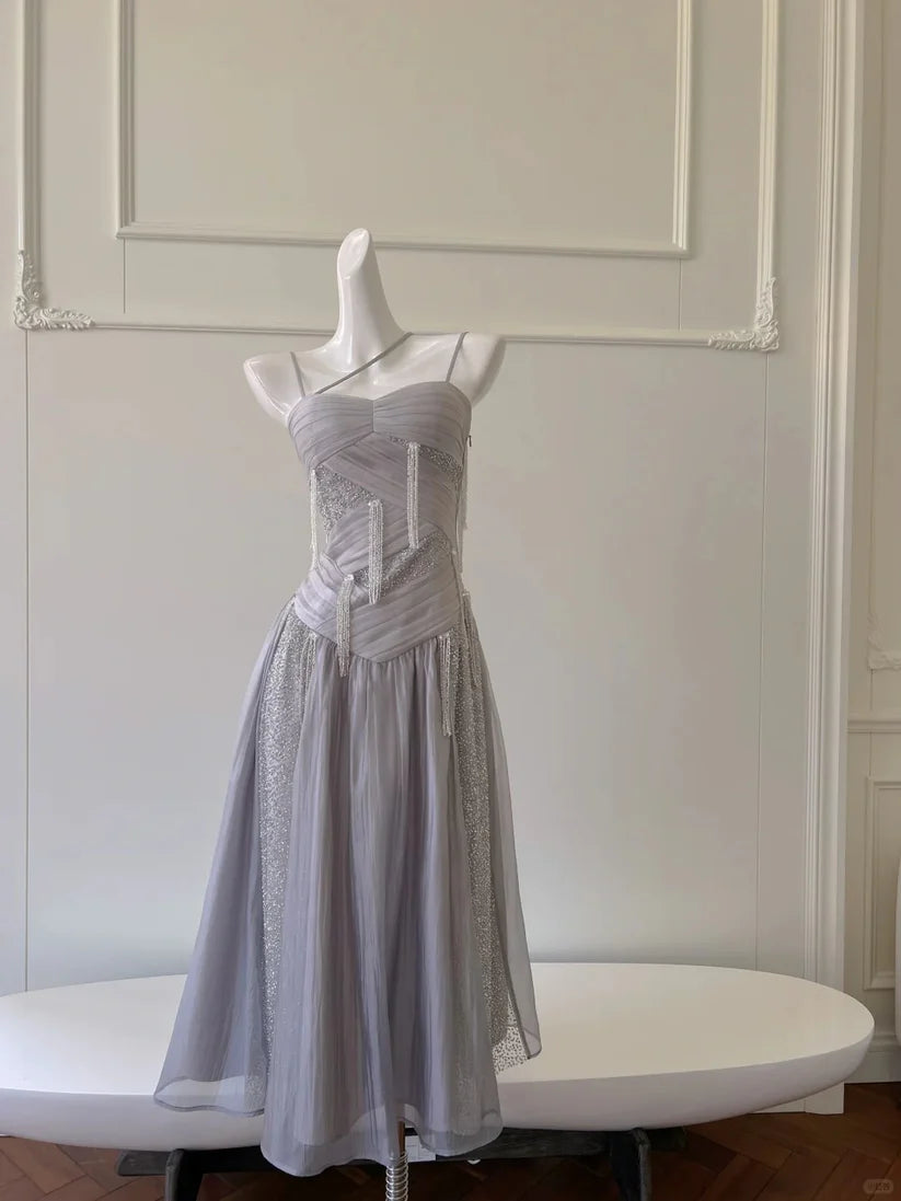 NiceVestidos – Silbergraues, schimmerndes A-Linien-Ballkleid aus Tüll mit Neckholder, Paillettenquasten und Neckholder NV5950