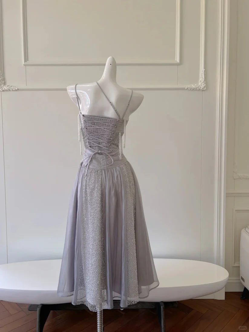 NiceVestidos – Silbergraues, schimmerndes A-Linien-Ballkleid aus Tüll mit Neckholder, Paillettenquasten und Neckholder NV5950