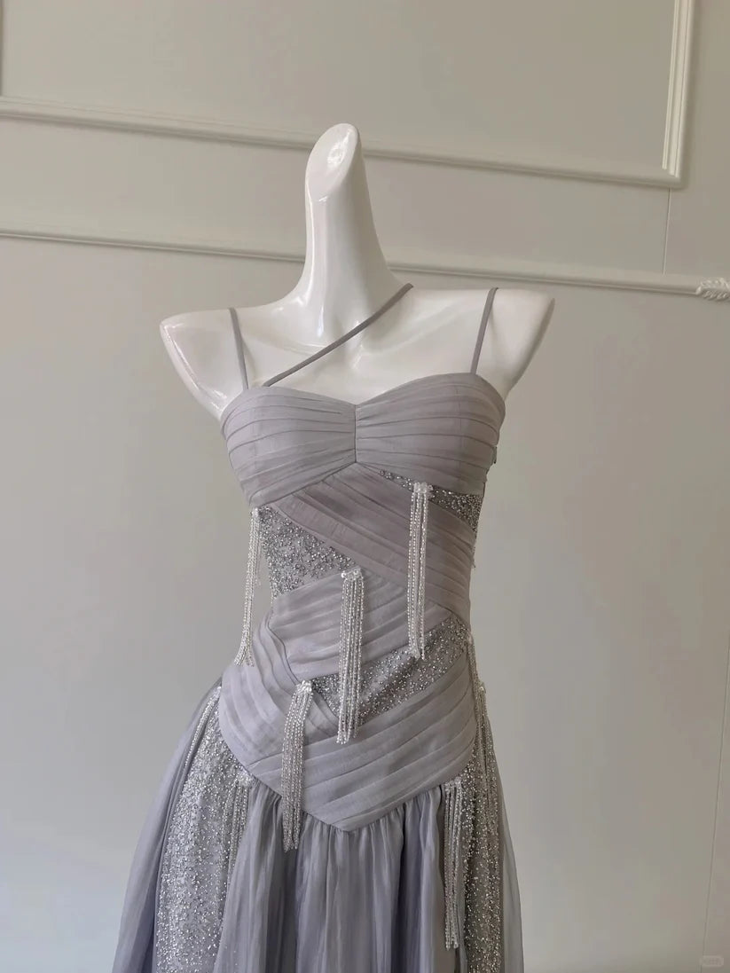 NiceVestidos – Silbergraues, schimmerndes A-Linien-Ballkleid aus Tüll mit Neckholder, Paillettenquasten und Neckholder NV5950