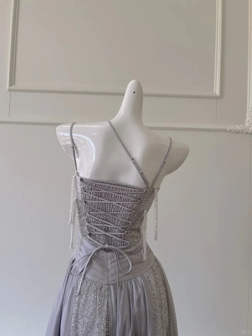 NiceVestidos – Silbergraues, schimmerndes A-Linien-Ballkleid aus Tüll mit Neckholder, Paillettenquasten und Neckholder NV5950