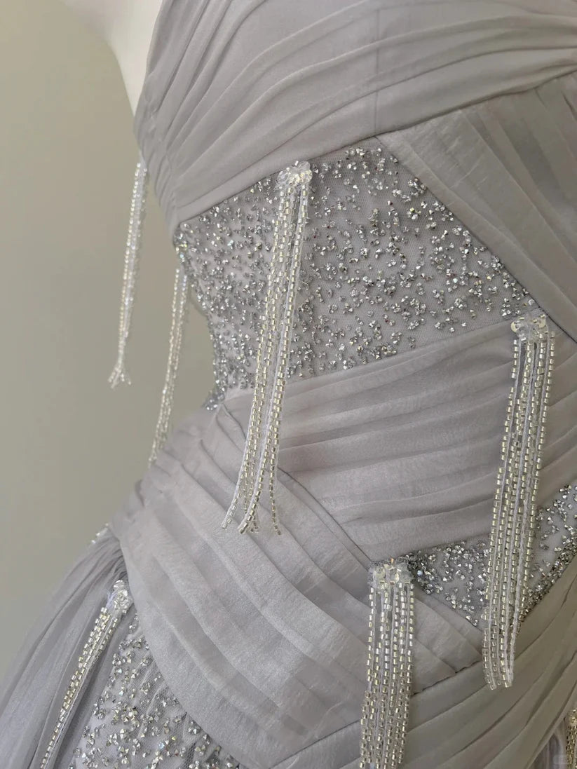 NiceVestidos – Silbergraues, schimmerndes A-Linien-Ballkleid aus Tüll mit Neckholder, Paillettenquasten und Neckholder NV5950