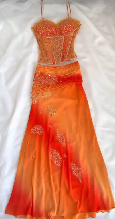 Robe de soirée longue en mousseline de soie orange à volants délicats et perles, ensemble deux pièces nv5344