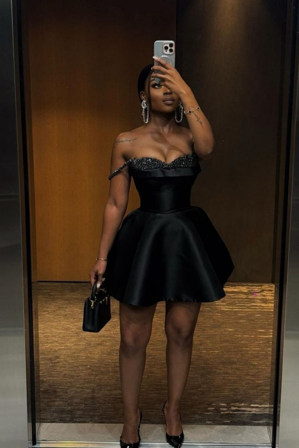 Robe courte noire brillante à la mode pour les fêtes d'anniversaire et les vacances nv3165