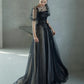 Schwarzes A-Linien-Ballkleid aus Tüll mit bauschigen kurzen Ärmeln, schwarzes Abendkleid, Partykleid nv1698