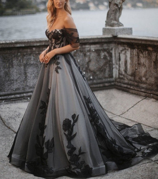 Robe de bal élégante vintage en tulle brodé, épaules dénudées et traîne jusqu'au sol - Robe haut de gamme idéale pour un mariage champêtre ou un dîner (NV6332)