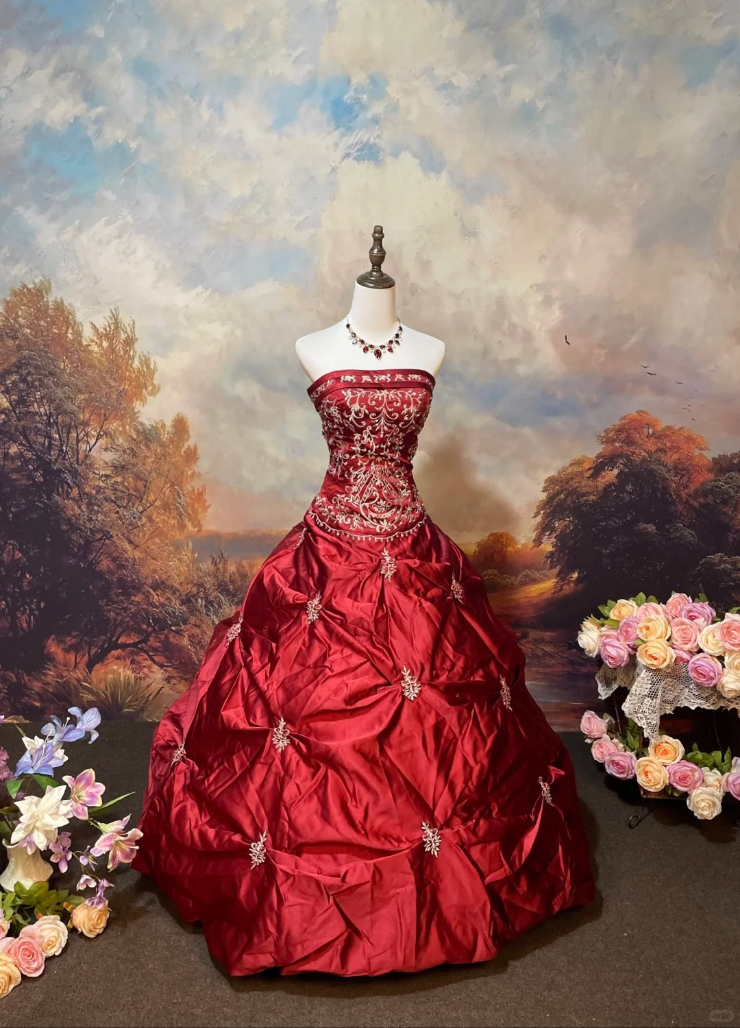 Robe de bal longue vintage en satin rouge exquis avec perles argentées nv5155