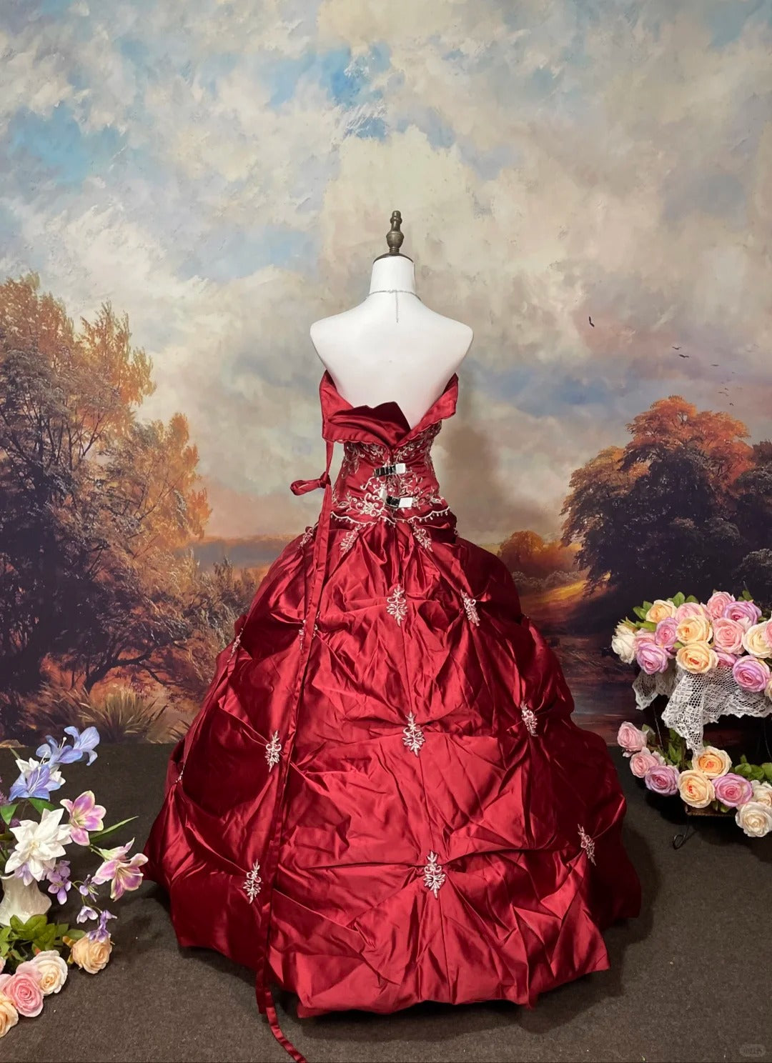 Robe de bal longue vintage en satin rouge exquis avec perles argentées nv5155