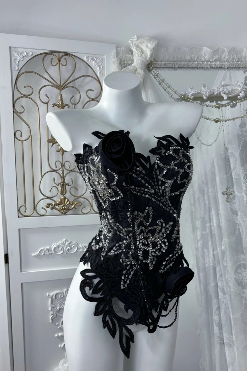 Luxuriöses, perlenbesetztes, trägerloses Abendkleid mit Schleppe – Dunkelbraunes 3D-Rosenmuster NV6843