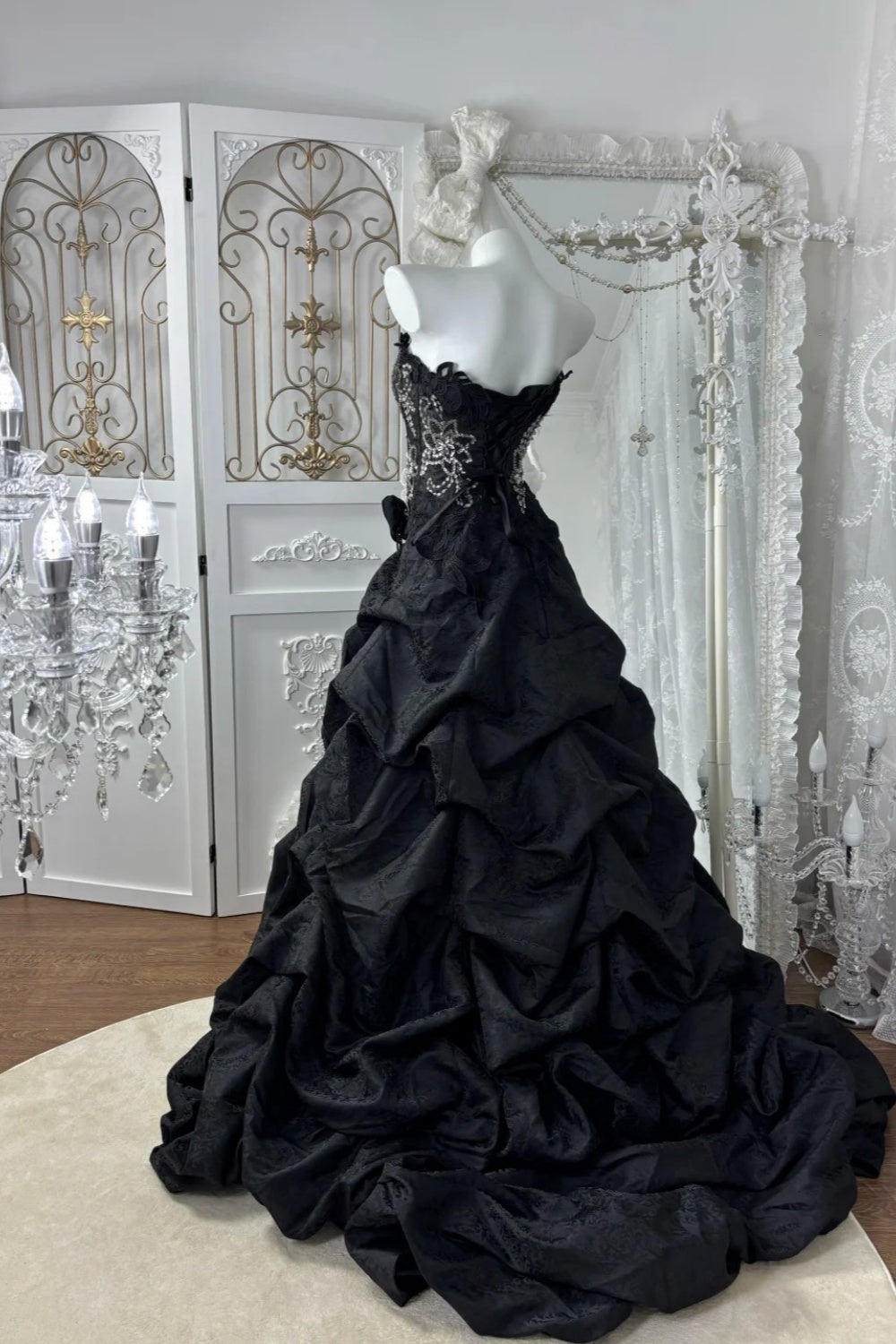 Luxuriöses, perlenbesetztes, trägerloses Abendkleid mit Schleppe – Dunkelbraunes 3D-Rosenmuster NV6843