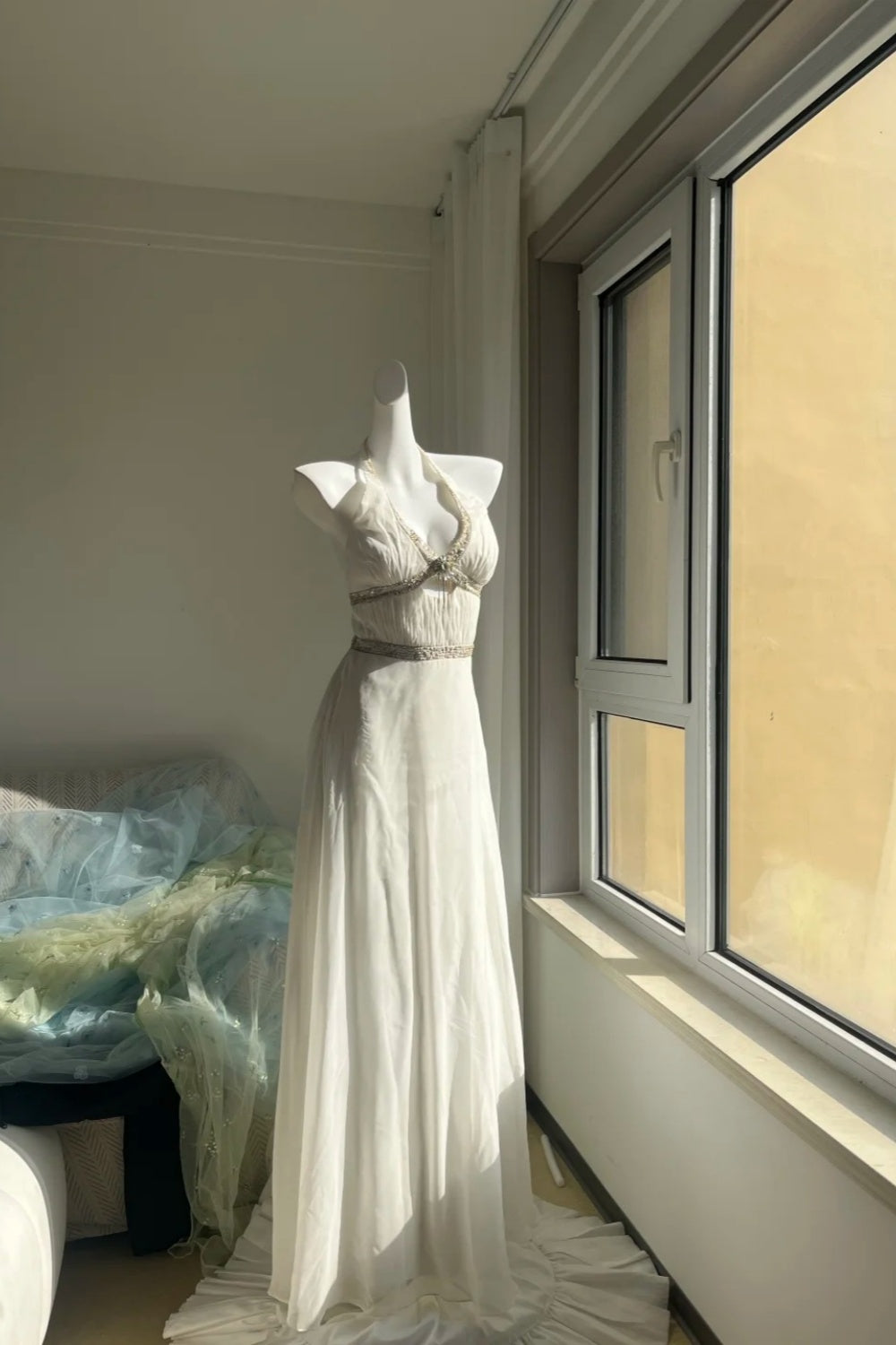 Griechisch inspiriertes, leichtes Brautkleid mit Neckholder und Perlenbesatz, Feenschleppe, Abendkleid NV6834