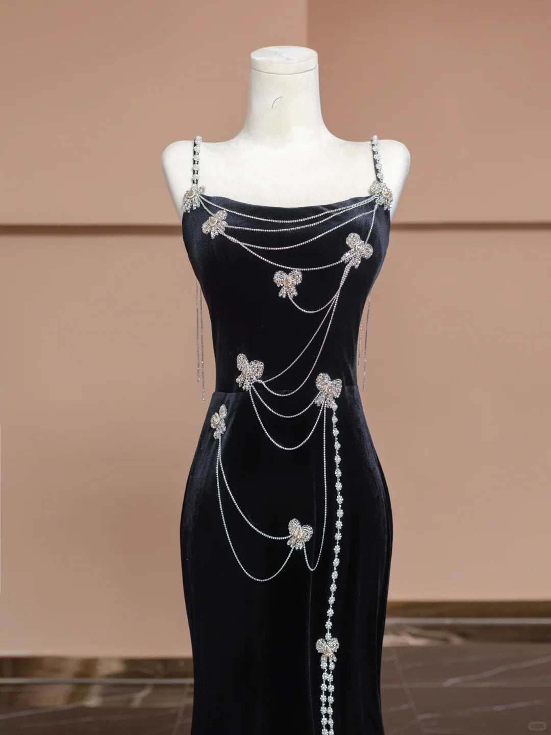 Schwarzes, langes, mit Perlen besetztes Ballkleid aus Schmetterlingssamt, NV5077