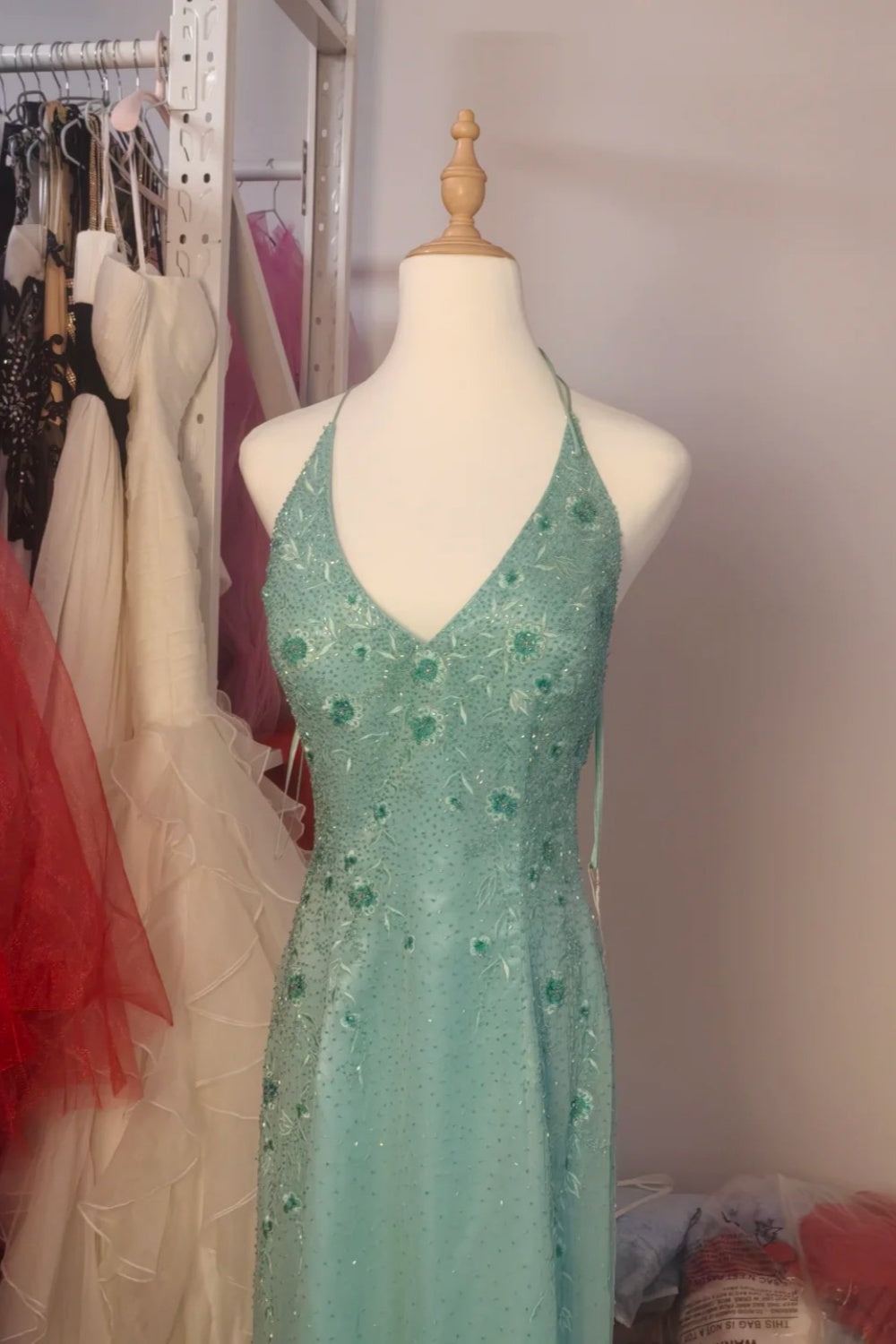 NiceVestidos – Hellmoosgrünes, besticktes Organza-Neckholder-Kleid, ärmellos, bodenlang, Bankettkleid NV5825