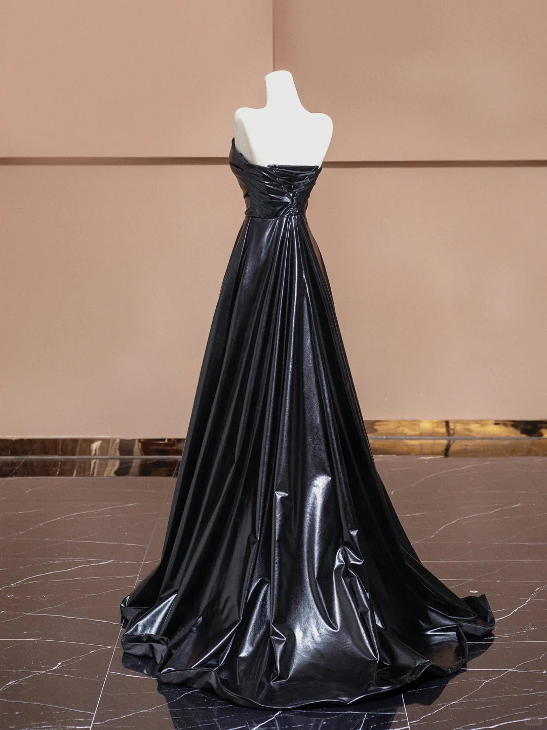 Schwarzes schlichtes, stilvolles bodenlanges Ballkleid-Abendkleid aus Satin, NV5055
