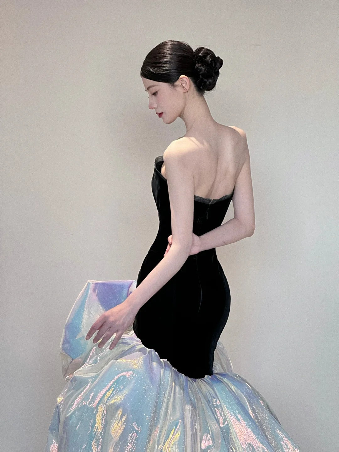 Schwarzes, glänzendes, wunderschönes, elegantes, langes, bodenlanges Ballkleid-Abendkleid aus Satin im Meerjungfrau-Stil, NV4055