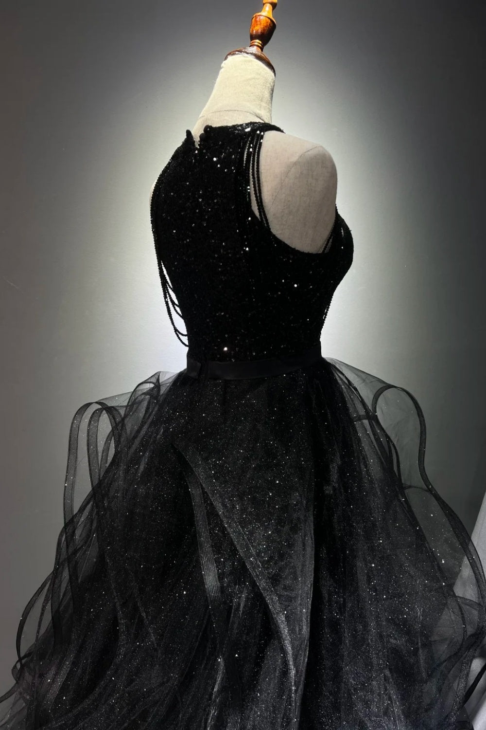 Schwarzes, glänzendes langes Ballkleid NV6624