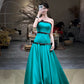 Modisches, trägerloses, ärmelloses Abendkleid in Kontrastfarben | Pfauenblaues Satin-Maxikleid mit schwarzem Besatz für Galas, Red Carpet, exklusive Partys, Business-Events und gesellschaftliche Anlässe NV6274