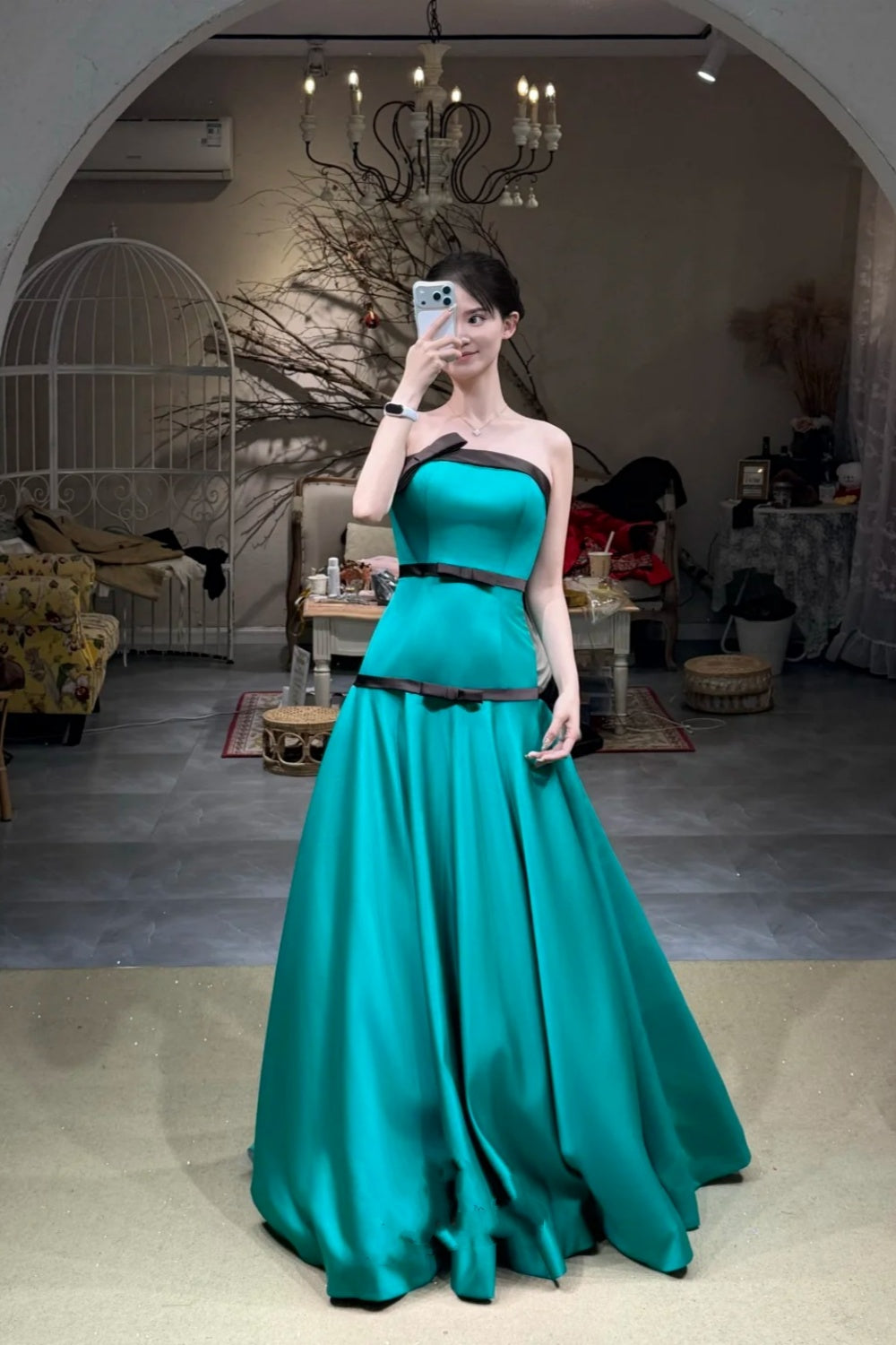 Modisches, trägerloses, ärmelloses Abendkleid in Kontrastfarben | Pfauenblaues Satin-Maxikleid mit schwarzem Besatz für Galas, Red Carpet, exklusive Partys, Business-Events und gesellschaftliche Anlässe NV6274