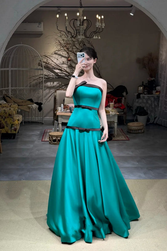 Robe de bal longue sans manches, style bicolore contrasté | Robe de bal bleu paon en satin noir avec bordure noire, idéale pour gala, tapis rouge, soirée chic, événement professionnel ou social NV6274