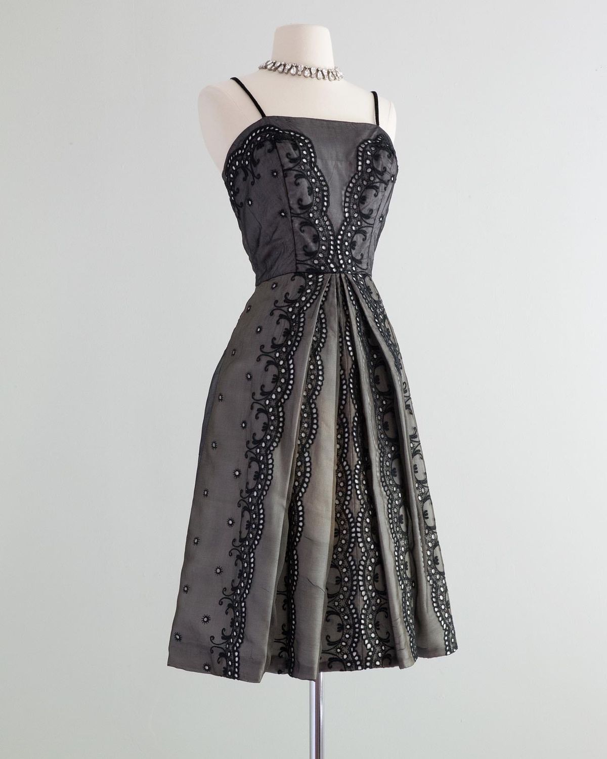NiceVestidos - Robe de soirée courte en satin noir à perles, robe Hoco NV5501
