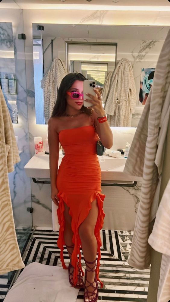 Bezauberndes Kleid mit Rüschen und hohem Schlitz im Tube-Top, Partykleid, Ballkleid, Abendkleid, NV1830