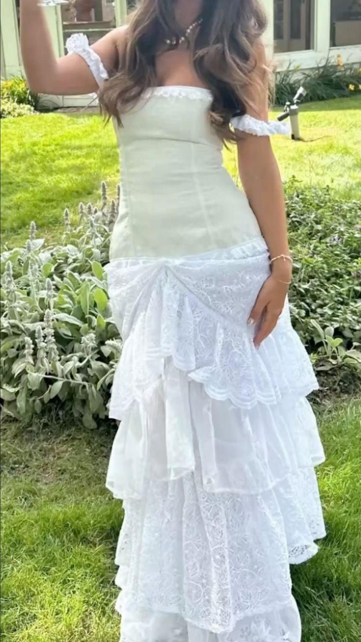 NiceVestidos - Robe de soirée vintage crème et blanche en dentelle, épaules dénudées et volants, style cour NV5920