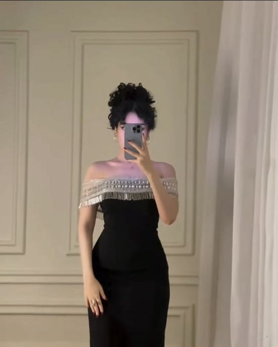Schwarzes schlichtes und elegantes One-Shoulder-Trägerloses langes Ballkleid mit Kettendeko, Abendkleid, Partykleid, NV2417